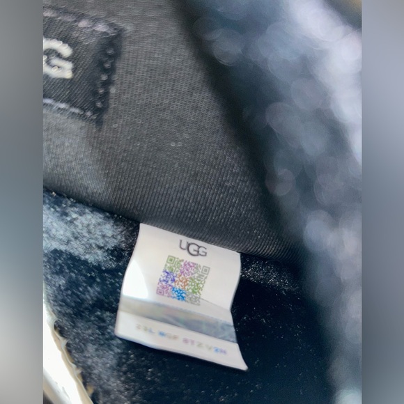 NWOB Ugg SZ 7 black/white Hi Shine Spaceslider. SEE MANUFACTURER’S DESCRIPTION - Picture 7 of 11